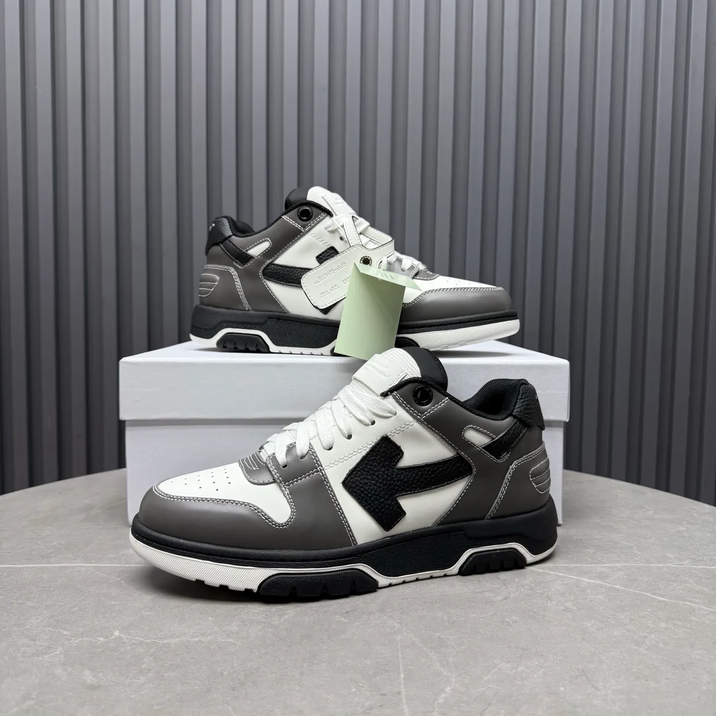【off- white】P: 620💰Couple model👫, Size: 35-44 (Customized for men 38.45.46) High-quality version👊 "Out of office" series original molding, original lasting, production process 1:1 Original ➰OFF GRAY WHITE OW ➰ First-layer cowhide Imported skin-friendly and environmentally friendly polyester mesh Original molding high elastic and environmentally friendly molding pad Made with the original lasting process. The original molded rubber outsole (never yellows and deforms) has a super correct shape, bright color and strong three-dimensional effect👍. Packaging💯Full set of packaging synchronized with the official website (branded paper, certificate of quality, branded cloth bag)